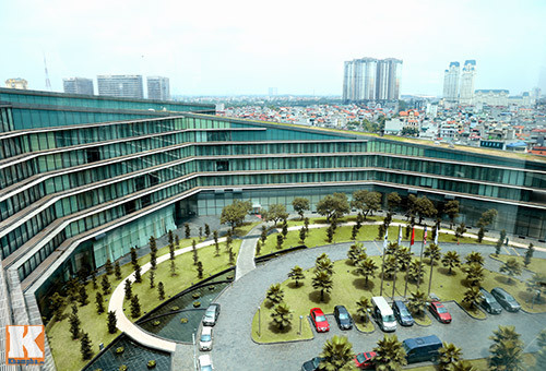 Căn phòng số 501 tại Khách sạn JW Marriott Hà Nội là nơi Tổng thống Obama lưu trú 3 ngày (từ 22-24/5) trong chuyến thăm Việt Nam. Được biết, đây là căn phòng được thiết kế đặc biệt dành riêng cho các tổng thống và nguyên thủ quốc gia. Giá tiền phụ thuộc vào từng phái đoàn nhưng dao động khoảng 140 triệu đồng/đêm.