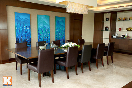 Phòng khách còn được bố trí một bàn lớn dành cho 10 người vừa là bàn làm việc vừa là bàn ăn.