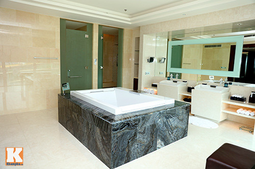 Phòng rộng 30m2 được chia thành các phòng nhỏ bên trong.