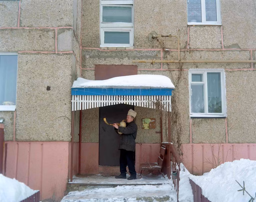 Nhiếp ảnh gia Kuwajima thông thạo 3 thứ tiếng Nhật, Nga, Anh. Ông từng sống và làm việc ở Đông Âu, Trung Á. Những tác phẩm của Kuwajima từng được trưng bày trong các triển lãm nổi tiếng như Central Asian Pavilion ở Venice, Italy năm 2013.