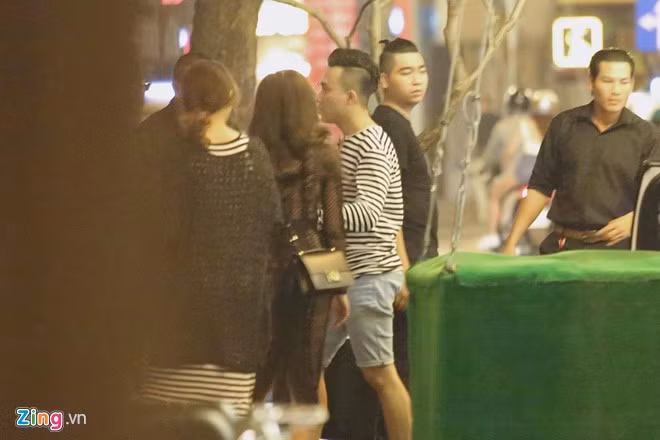 Vợ chồng Trấn Thành vào nhà hàng cùng một vài người bạn thân thiết.