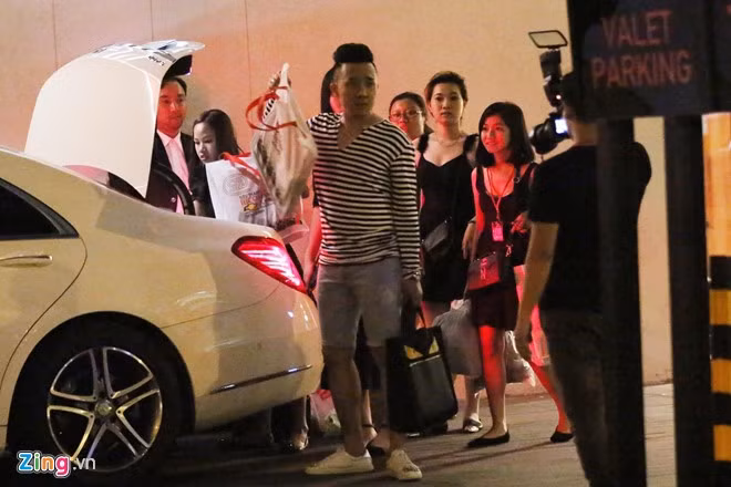 Tối 25/12, lễ cưới sang trọng, ấm cúng của MC Trấn Thành và Hari Won diễn ra tại Gem, quận 1. Cặp đôi chỉ mời những người thân thiết nên số lượng khách mời khá hạn chế - 300 người. Ngay khi kết thúc tiệc cưới, đôi vợ chồng mới thay trang phục đơn giản.