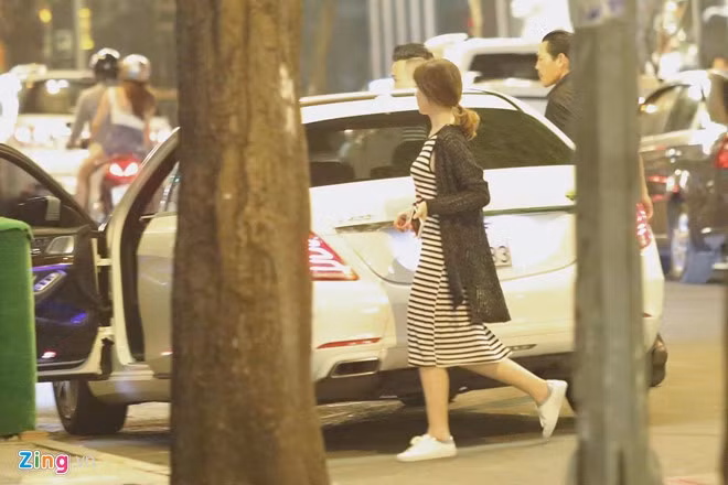 Cặp đôi có thói quen gặp nhau, hẹn hò đi ăn khuya sau giờ diễn.