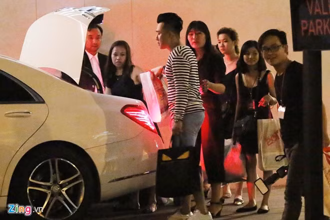 Sau khi trò chuyện và chụp hình với người thân, Trấn Thành đưa vợ đi ăn khuya tại một nhà hàng sang trọng trên đường Đồng Khởi, quận 1.