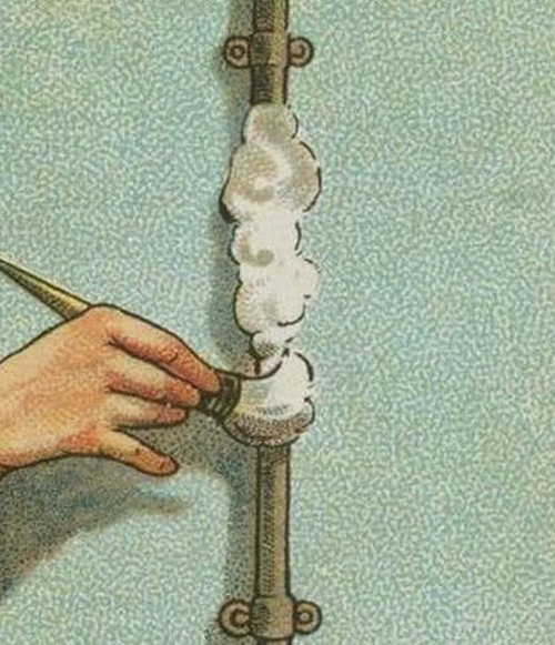 Mẹo vặt kiểm tra bình ga của nhà mình có bị rò rỉ không bằng cách bôi một lớp xà phòng hoặc nước rửa chén lên đường ống dẫn. Nếu chỗ nào rò rỉ sẽ tạo ra bọt khí.