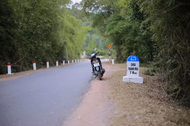 Để đến với chùa Thanh Mai, du khách đi theo dọc đường quốc lộ 18 hướng Hà Nội - Quảng Ninh. Con đường tìm về chốn cửa thiền không hề dễ dàng, quanh co ôm theo núi đã được vỗ về bởi không khí trong lành và ngắm nhìn phong mọc từ chân núi lên chùa. Ảnh: Chuồn chuồn Kym.