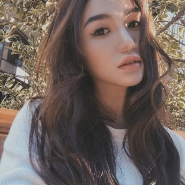 Hiện tại, danh tính của hot girl xinh đẹp vẫn đang được cư dân mạng tiếp tục lùng sục.