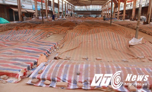 Ở Việt Nam, mỗi cửa hàng dược liệu, hiệu thuốc, chỉ có một vài bình lọ chứa ít tam thất, bán tính theo gram, lạng, nhưng ở đây, tam thất chất đống như đống đá sỏi lô nhô khắp chợ. Buổi tối, người ta chỉ dùng tấm bạt đạy điệm đống tam thất trị giá cả tỷ đồng, rồi về nhà ngủ. Sáng hôm sau, chỉ cần mở bạt, bày tam thất bán hàng. Tam thất quý như vàng, nhưng lại có quá nhiều, hàng trăm tấn bày ở chợ, nên chẳng ai thèm lấy của ai. Cũng phải công nhận rằng, tình hình an ninh ở khu chợ này cực kỳ đảm bảo, người ta mới để “đống vàng” giữa thanh thiên bạch nhật.