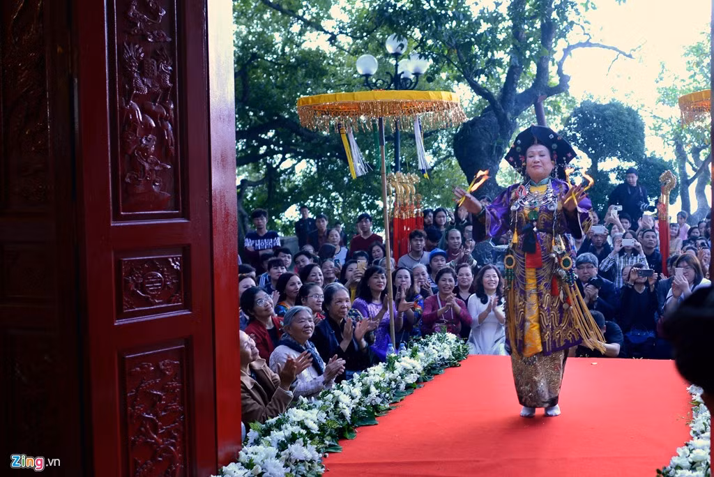 Hàng trăm người dân, cộng đồng thực hành tín ngưỡng thờ Mẫu tại Hà Nội và các địa phương lân cận tới dự, thưởng lãm.