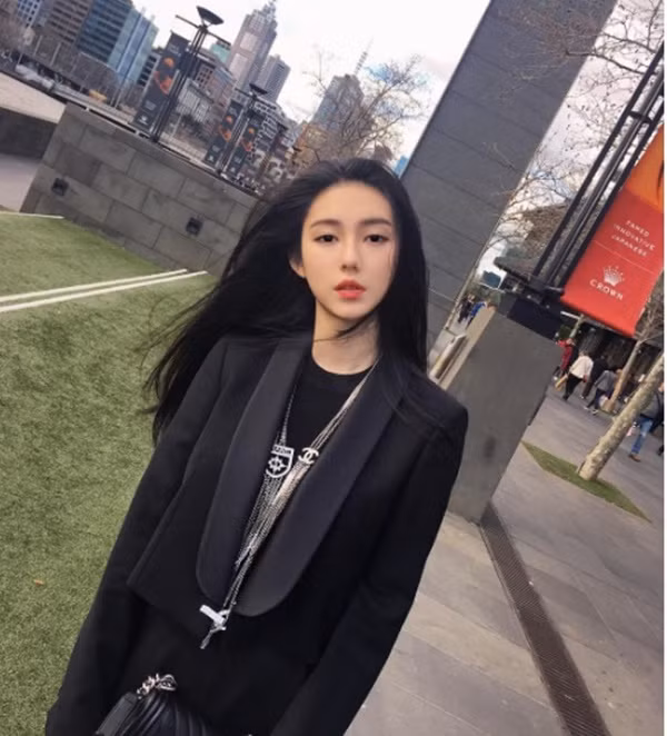 Trên trang cá nhân, cô thường xuyên chia sẻ những hình ảnh mới nhất của mình với phong cách thời trang sang chảnh, ấn tượng. Hiện, @neeitrighthere đang sinh sống và làm việc tại Châu Âu nhưng những hình ảnh của cô vẫn được chia sẻ rần rần tại Trung Quốc. Cùng xem thêm những hình ảnh ấn tượng của @neeitrighthere: