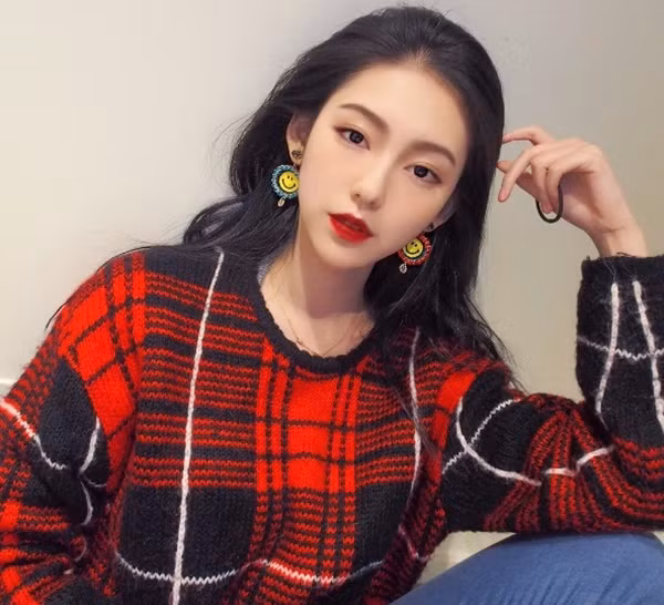 Tuy nhiên, vẻ đẹp của @neeitrighthere không phải tự nhiên mà có. Cô đã phải trải qua những cuộc phẫu thuật thẩm mỹ, đặc biệt là đôi mắt, chiếc cằm và mũi để có gương mặt ấn tượng như hiện tại.