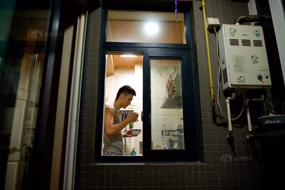 Tuy các thiếu nữ xinh đẹp, quyến rũ luôn vây quanh, Vương Kiến vẫn chưa tìm thấy “người trong mộng” kể từ khi chia tay bạn gái cách đây 6 năm. Chàng trai Trung Quốc cho biết nếu người yêu tương lai phản đối hay kỳ thị nghề nghiệp của mình, anh sẽ lập tức chấm dứt hẹn hò.