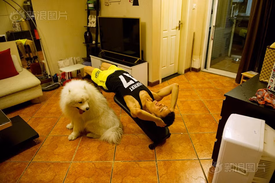 Vương Kiến nuôi một chú chó giống Samoyed và đặt tên là Murray. Mỗi tối sau khi hết giờ dạy, dù về nhà sớm hay muộn, chàng trai đều dẫn "anh bạn" của mình đi dạo. Murray cũng luôn quấn quýt bên cậu chủ khi anh tập thể lực vào ngày nghỉ duy nhất trong tuần.