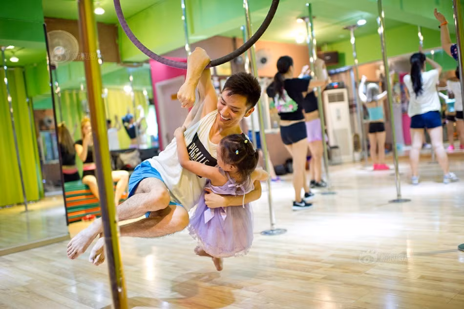 Vương Kiến được học trò quý trọng, yêu mến bởi sự cần mẫn, tận tâm. Nhiều lần bị thương khi giúp mọi người luyện tập, anh vẫn cố tiếp tục vì lo ảnh hưởng tới họ. Chỉ lúc quá đau, 9X mới chịu nghỉ ngơi, xử lý chấn thương. Các em nhỏ con của học viên rất thích nam huấn luyện viên "cho bay" bằng cách bám trên chiếc vòng treo giữa phòng tập.