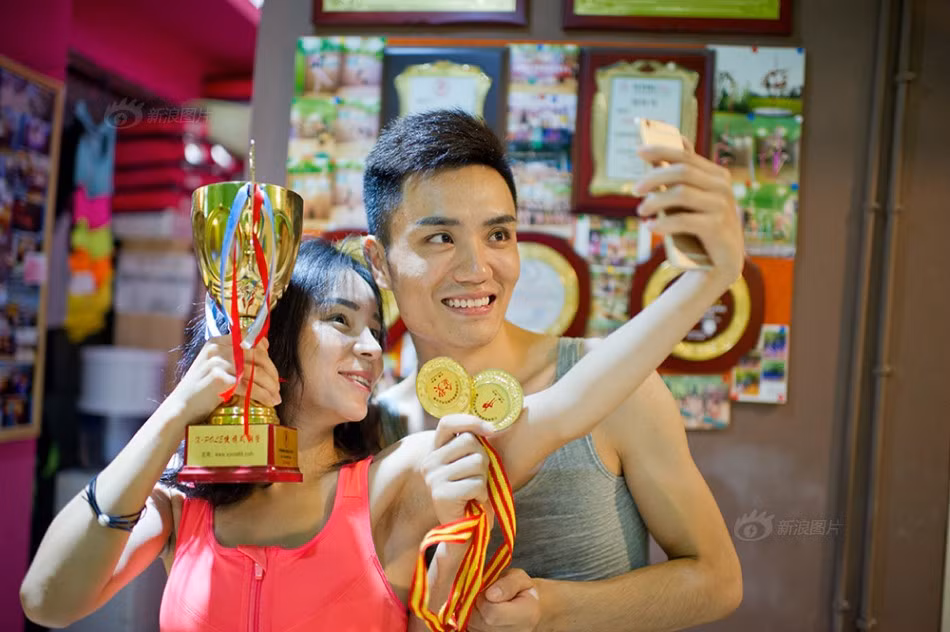 Nhờ những nỗ lực không mệt mỏi, Vương Kiến đã được mời làm giám khảo tại Giải vô địch múa cột Trung Quốc năm 2015. Phòng làm việc riêng là nơi anh trưng bày các tấm huy chương và cúp giành được tại rất nhiều giải đấu. Trước hàng loạt thành tích của 9X, gia đình và những người xung quanh dần xóa bỏ định kiến về nghề nghiệp này.