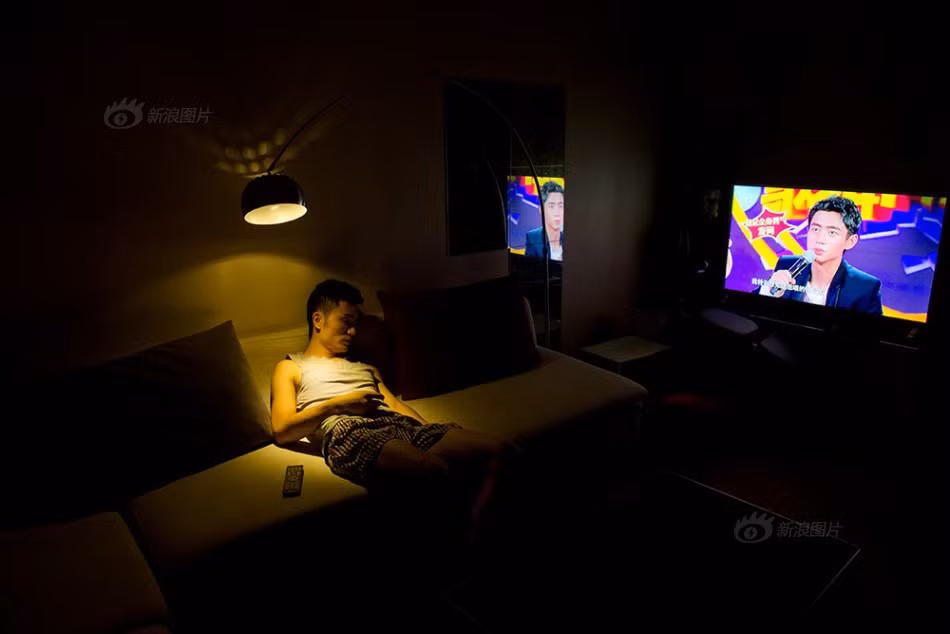 Sau một ngày dài làm việc mệt nhoài, Vương Kiến ngủ thiếp đi trên ghế sofa khi đang xem tivi.