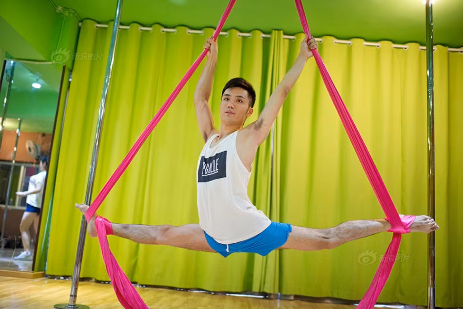 Ngoài múa cột, chàng trai 26 tuổi cũng thành thạo các kỹ năng vòng treo và múa lụa. Anh cho biết nhảy múa giúp cơ thể dẻo dai, khỏe mạnh hơn. Đặc biệt, 9X còn có tài trang điểm cho người khác.