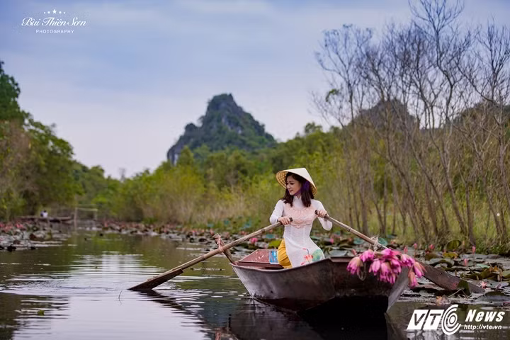 Cùng ngắm nhìn vẻ duyên dáng, đài các của cô lái đò xinh đẹp: