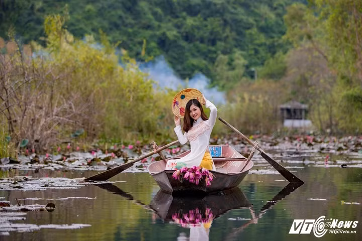 Trong tà áo dài truyền thống, Huyền Trang khoe vẻ đẹp quyến rũ, đài các thu hút sự chú ý của mọi người. Không gian thơ mộng ở Chùa Hương cùng tà áo dài truyền thống đã khiến bộ ảnh trở nên ấn tượng, thực sự mang đậm hồn xưa.