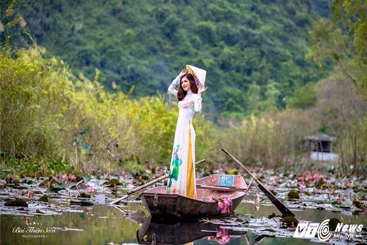 Hiện tại, công việc hàng ngày của Trang là chèo đò chở khách đi lễ chùa. Nhận thấy vẻ xinh đẹp, yêu kiều của thiếu nữ Hà thành, nhiều khách du lịch đã nhờ Trang làm mẫu ảnh.