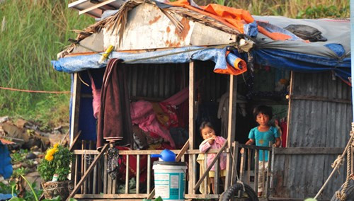 Hai con ông Lê Văn Tèo trong mái ghe hoai mục.