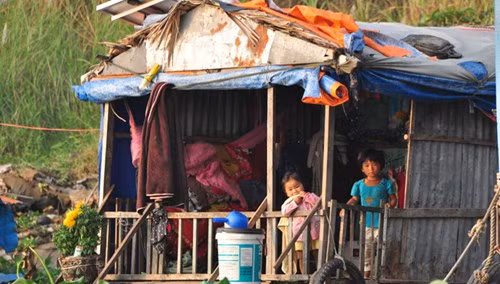 Hai con ông Lê Văn Tèo trong mái ghe hoai mục.