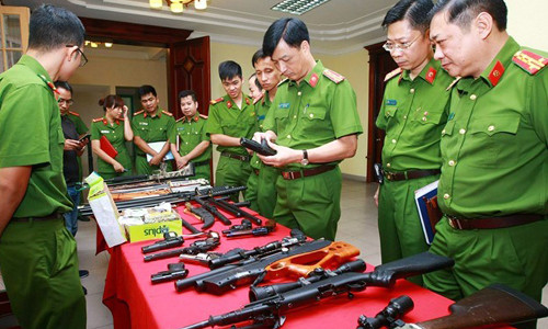 Ngày 16/8, Công an Hà Nội thông tin kết quả điều tra vụ án giết người xảy ra đêm 29/7, tại ngõ 850 đường Láng, quận Đống Đa, Hà Nội. Quá trình bắt giữ 4 người liên quan, cảnh sát đã thu nhiều vũ khí của nhóm nghi phạm gây án. Ảnh: Bá Chiêm.