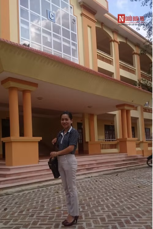 Cô Hoàn cùng các em học sinh lớp 10A2 do cô chủ nhiệm. Ảnh: Lâm Tú.