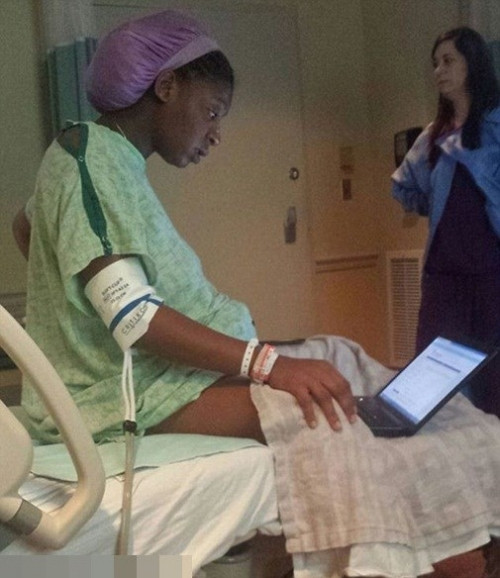 Sản phụ dù đau đẻ vẫn cố làm bài kiểm tra gây sốt mạng.