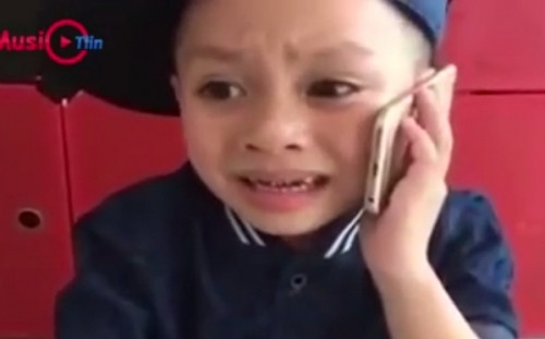 Cậu bé An Khang khá tự tin khi cover bài hát “ Vợ người ta”.