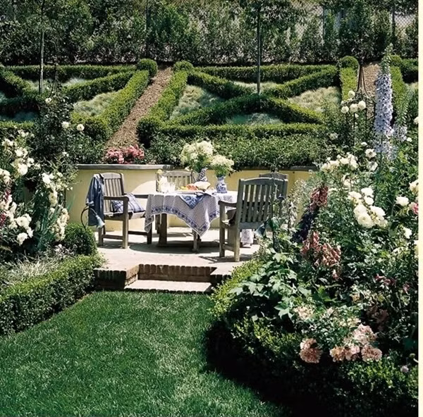 Thiết kế hàng rào nghệ thuật Khoảng dốc nằm ở sát hàng rào, bạn nên thiết kế hàng rào với những cây xanh theo đường nét nghệ thuật tạo nên một bức tranh thiên nhiên đẹp hút ánh nhìn. Vẻ đẹp xinh yêu từ hàng rào nghệ thuật đủ để khoảng sân vườn không chỉ đẹp xinh hút mắt mà còn duyên dáng và tạo cảm hứng cho mọi người khi chuyện trò, thư giãn tại đây.