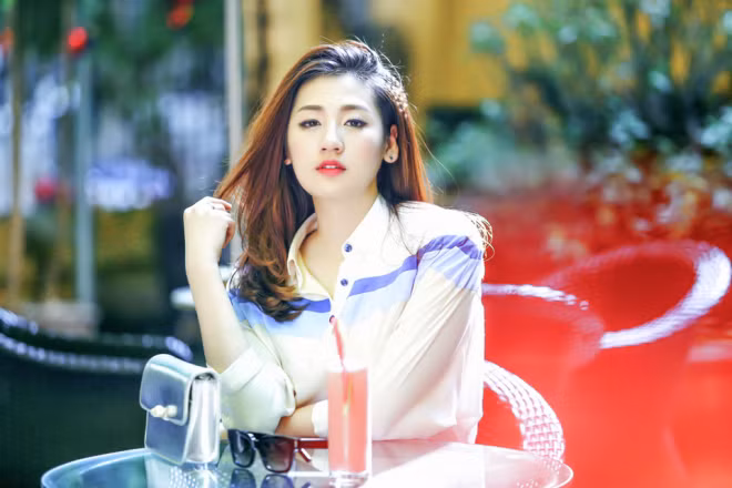 Ngoài Nguyễn Thị Huyền, trường báo còn có Á hậu Hoa hậu Việt Nam 2012 Dương Tú Anh, Người có làn da đẹp nhất - Top 5 Hoa hậu Việt Nam 2014 Nguyễn Thanh Tú, diễn viên Đan Lê, MC Phí Nguyễn Thùy Linh, hot girl Trâm Anh, Tâm Xíu…