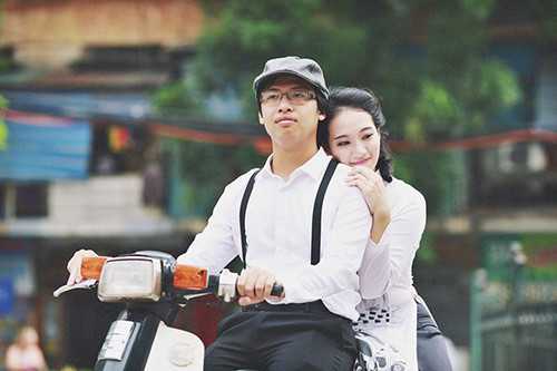 Bộ ảnh kỷ yếu của sinh viên Ngoại thương nhận được nhiều lời khen của dân mạng không chỉ vì ý tưởng độc đáo mà còn bởi lớp có quá nhiều… gái xinh. Hầu hết các thành viên nữ đều sở hữu gương mặt ưa nhìn, đậm nét Á Đông và vóc dáng thon gọn. Diện áo dài, ôm bó hoa thả dáng thướt tha giữa phố, các nữ sinh Ngoại thương khiến nhiều người không thể rời mắt.