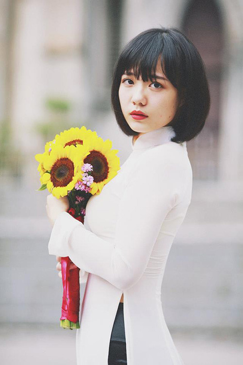 Trai xinh, gái đẹp Ngoại thương đã tái hiện lại khung cảnh Hà Nội những năm thập niên 30 của thế kỷ trước. Nữ mặc áo dài, nam mặc sơ mi trắng, quần âu… tạo dáng trên những con đường cổ kính Hà thành. Không quá cầu kỳ, không quá nhiều màu sắc, bộ ảnh vẫn rất có “hồn”, đem lại cảm giác gần gũi và thân thuộc cho người xem. Hầu hết sinh viên trong lớp đều sinh ra và lớn lên trên mảnh đất Tràng An, học cấp ba ở một số trường THPT như: Chu Văn An, chuyên Hà Nội – Amsterdam, chuyên Ngoại ngữ - ĐH Ngoại ngữ (ĐH Quốc gia Hà Nội)… Đó chính là lý do “nam thanh nữ tú” lớp Anh 26 quyết định chụp ảnh kỷ yếu theo phong cách Hà Nội xưa.