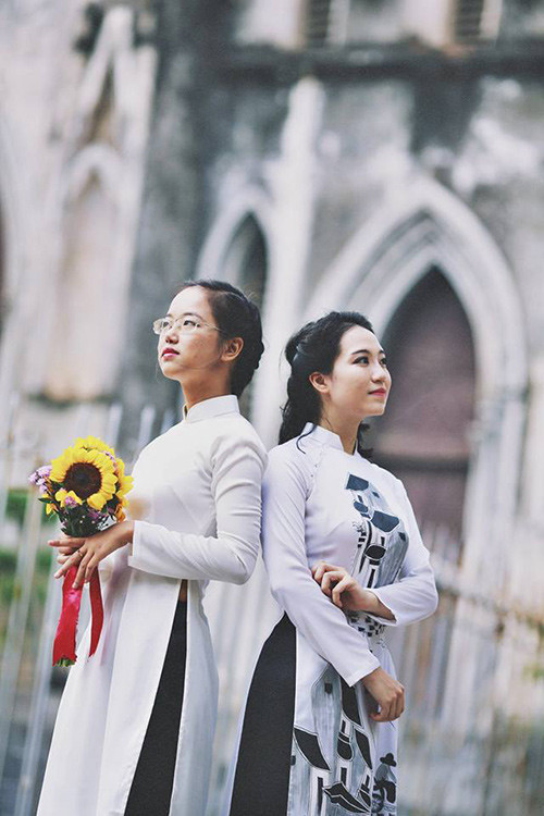 Được biết, lớp đã cử ra 5 người lên ý tưởng chụp một bộ ảnh kỷ yếu ấn tượng từ đầu năm học. Thời tiết vào thu, cả 5 thành viên trong nhóm bất ngờ nghĩ đến hình ảnh Hà Nội xưa với những thiếu nữ diện áo dài trắng muốt, thả dáng trên những con đường cổ kính, từ đó quyết định tái hiện lại Hà Nội những năm 30 thế kỷ trước trong bộ ảnh kỷ yếu.