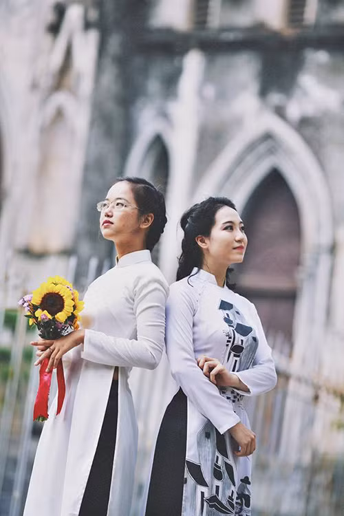 Được biết, lớp đã cử ra 5 người lên ý tưởng chụp một bộ ảnh kỷ yếu ấn tượng từ đầu năm học. Thời tiết vào thu, cả 5 thành viên trong nhóm bất ngờ nghĩ đến hình ảnh Hà Nội xưa với những thiếu nữ diện áo dài trắng muốt, thả dáng trên những con đường cổ kính, từ đó quyết định tái hiện lại Hà Nội những năm 30 thế kỷ trước trong bộ ảnh kỷ yếu.