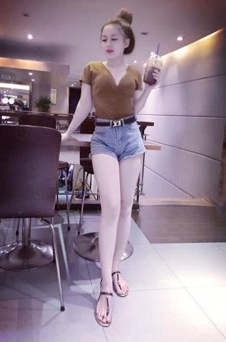 Chân dài uống trà sữa chân dài trà sữa xinh nhất vịnh Bắc Bộ.