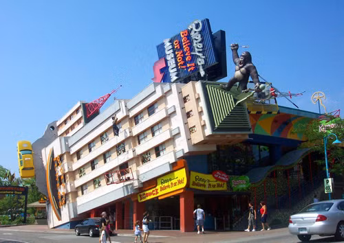 Tòa nhà Niagara (Niagara Falls, Canada) Tòa nhà Niagara trông như tòa nhà bị đổ nghiêng, mô phỏng Tòa nhà Empire State với tượng King Kong ở trên đỉnh. Kiến trúc đặc biệt của bảo tàng này phản ứng những thứ kỳ lạ bên trong.