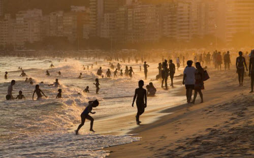 Du khách tới bãi biển Copacabana ở Brazil không chỉ đối mặt với cá mập tấn công mà còn cả nạn trộm cắp. Do vậy, bạn nên để máy ảnh và ví tiền tại khách sạn khi đi tắm biển ở đây.