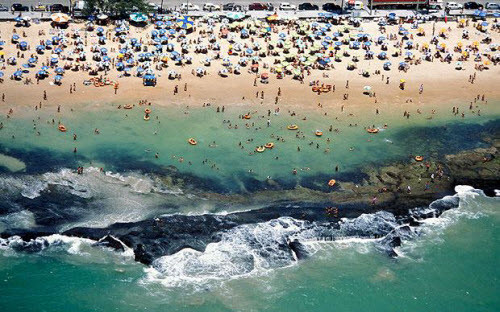 Praia de Boa Viegem là một trong những bãi biển thu hút đông du khách nhất tại Brazil. Vùng biển này từng không có cá mập, nhưng từ năm 1992 đến nay, ít nhất 50 vụ cá mập tấn công đã được ghi nhận tại đây, trong đó có 19 vụ gây chết người. Các nhà bảo vệ môi trường cho rằng hệ sinh thái ven biển bị phá hủy là nguyên nhân khiến cá mập phải kiếm ăn gần bờ hơn.