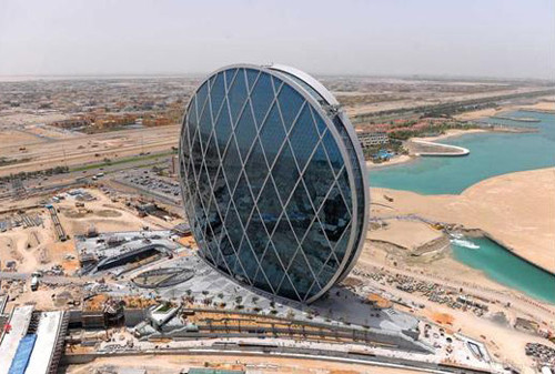 Trụ sở Aldar (Abu Dhabi) Đây là tòa nhà hình tròn đầu tiên tại Trung Đông và cũng là tòa nhà chọc trời hình tròn đầu tiên của thế giới. Cũng như thiết kế kỳ lạ bên ngoài, tòa nhà cũng có hệ thống thang máy vô cùng phức tạp bên trong.