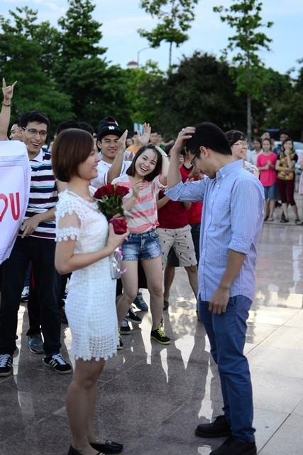 Cầu hôn bạn trai bằng màn flashmob Hồi tháng 8/2014, cô gái Lưu Thúy Hằng - sinh năm 1991 đã thực hiện màn flashmob với 30 bạn trẻ đề cầu hôn bạn trai. Được biết bạn trai là Lưu Quốc Hào (sinh năm 1988). Màn cầu hôn này hoàn toàn được giữ bí mật đến phút chót. Ban đầu Thúy Hằng đứng cạnh bạn trai nhưng khi màn flashmob trôi qua được 2/3, cô gái này cũng hòa vào các điệu nhảy. Quốc Hào chưa hiểu điều gì xảy ra đã bị các bạn khác cùng đẩy vào bên trong. Lúc đó, Thúy Hằng mới chạy lại với Quốc Hào và trao hoa cho bạn trai. Dù rất ngại ngùng nhưng Quốc Hào đã đồng ý với màn cầu hôn và để bạn gái đeo nhẫn vào tay.