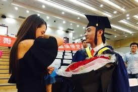 Cầu hôn bạn trai trong ngày tốt nghiệp thạc sỹ Trong ngày tốt nghiệp thạc sỹ của chàng trai họ Trương, cô gái không chỉ chúc mừng mà còn mạnh dạn cầu hôn bạn trai trong sự bất ngờ của mọi người. Chàng trai vô cùng bất ngờ đã ngay lập tức gật đầu đồng ý lời cầu hôn của bạn gái.