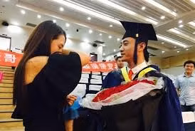 Cầu hôn bạn trai trong ngày tốt nghiệp thạc sỹ Trong ngày tốt nghiệp thạc sỹ của chàng trai họ Trương, cô gái không chỉ chúc mừng mà còn mạnh dạn cầu hôn bạn trai trong sự bất ngờ của mọi người. Chàng trai vô cùng bất ngờ đã ngay lập tức gật đầu đồng ý lời cầu hôn của bạn gái.