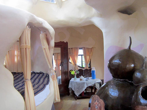 Cận cảnh bên trong ngôi biệt thự ma quái kỳ dị này.