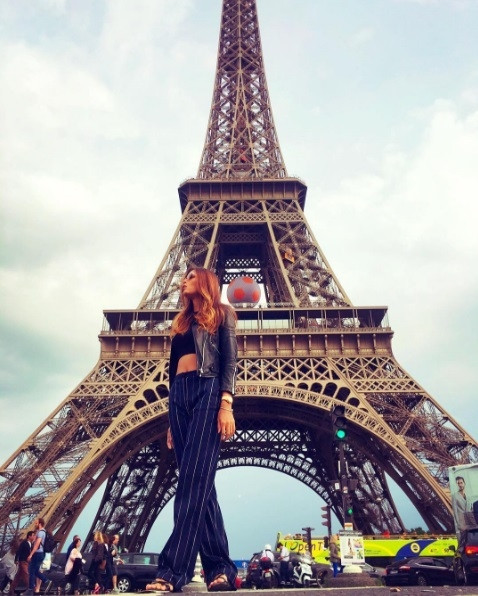 Thân hình chuẩn và đôi chân thon dài của cô luôn được khai thác triệt để trong mỗi set đồ.