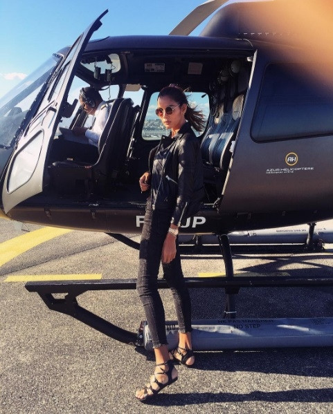 Sở hữu vẻ đẹp khá tây, nên Hana cũng chỉ chọn những item đơn giản, mang đậm phong cách US UK.