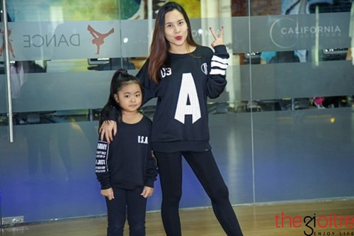 “Bà mẹ 2 con” Lưu Hương Giang tiếp tục nhiều người bất ngờ với những hình ảnh mới nhất của mình. Người đẹp khiến nhiều người, nhất là những bà mẹ trẻ ganh tỵ bởi vóc dáng khá chuẩn mực cùng những bước nhảy nhuần nhuyễn cho bài tập giảm cân. Lưu Hương Giang cho biết cô từng tăng đến 17kg khi mang bé thứ 2 Misu nhưng chỉ sau 3 tháng cô nhanh chóng hô biến vóc dáng của mình một cách ngoạn mục. Những hình ảnh mới nhất là những minh chứng cho màn thay đổi này.