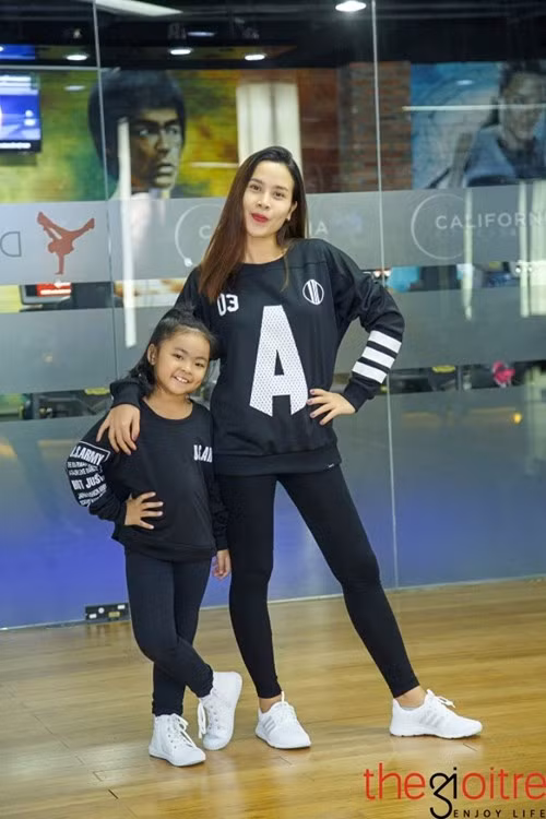 Đằng sau vóc dáng thon gọn và cuốn hút mà nữ ca sĩ có được đó chính là phương pháp giảm cân bằng các bài tập nhảy hằng ngày, đi bộ và ăn uống theo chế độ. Nữ ca sĩ Lưu Hương Giang tiết lộ thêm: về ăn uống, cô chia nhỏ bữa ăn thành 5-7 bữa mỗi ngày.