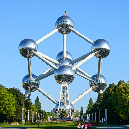 Atomium (Brussels, Bỉ) Toàn bộ tòa nhà được thiết kế mô phỏng hình dáng tế bào đơn vị của tinh thể sắt phóng to 165 lần.